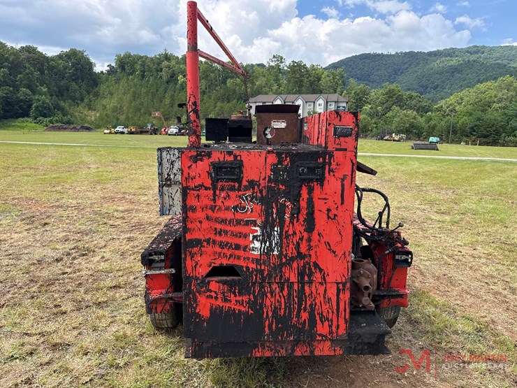 crafco-e-z-pour-200-gallon-tack-trailer-image-14