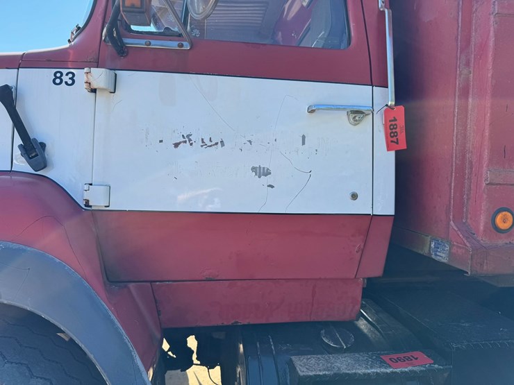 1989-ford-l9000-image-13