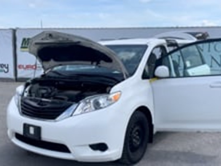 2013-toyota-sienna-image-9