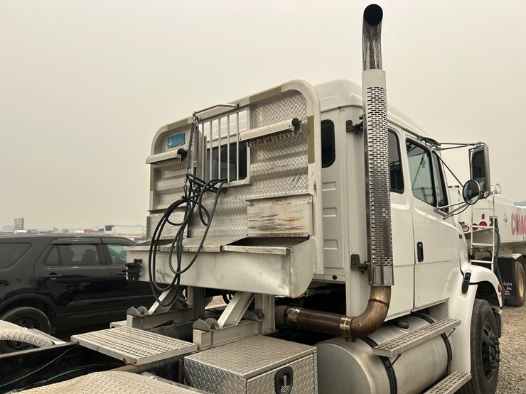 2003-freightliner-fl112-image-69