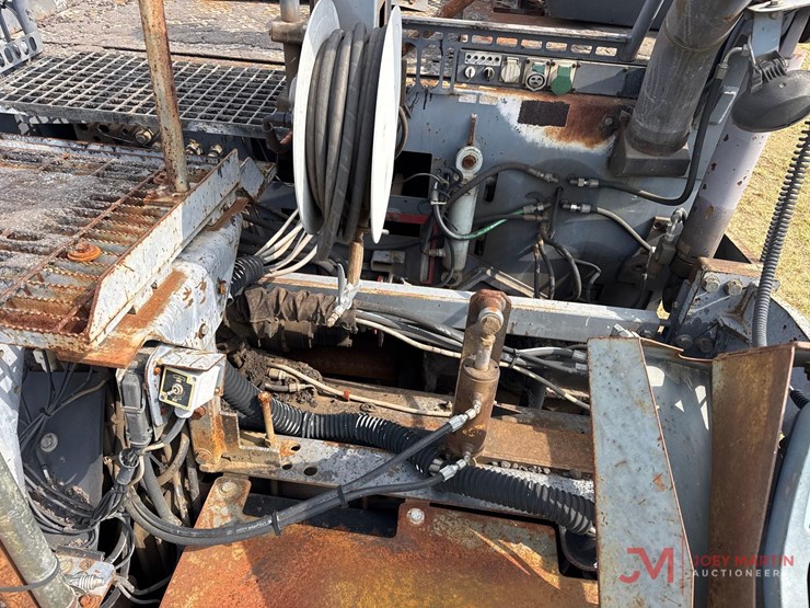 vogele-vision-5200-2-tracked-asphalt-paver-image-19