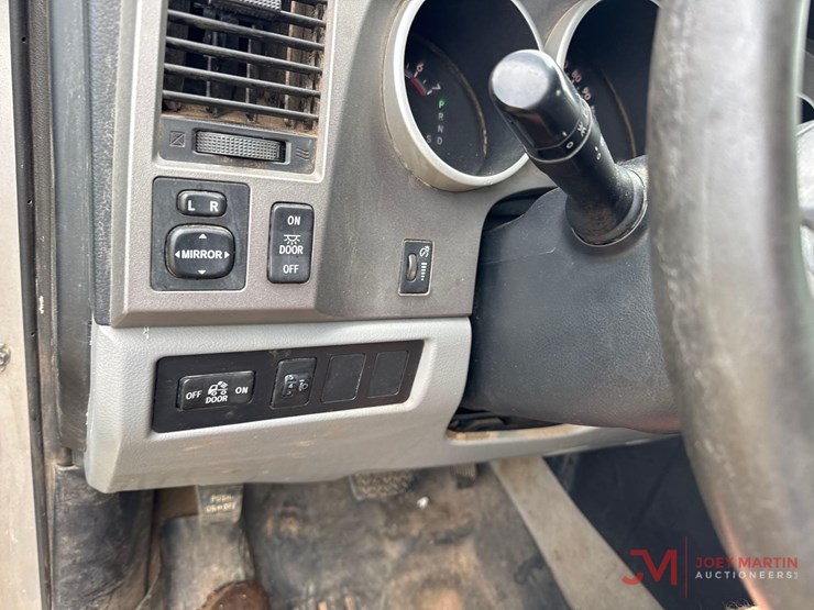 2011-toyota-tundra-sr5-image-30