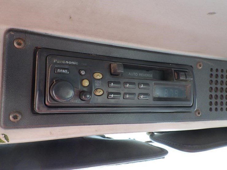 2000-freightliner-fl70-image-30