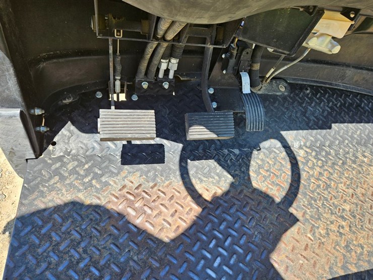 2016-john-deere-gator-image-30