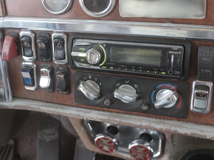 2006-peterbilt-379x-image-94