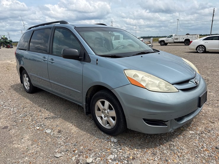 2009-toyota-sienna-image-2