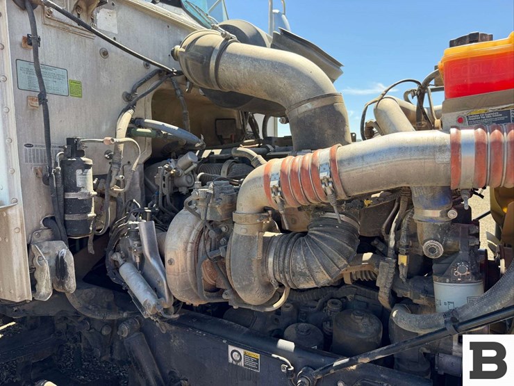 2012-peterbilt-384-image-45