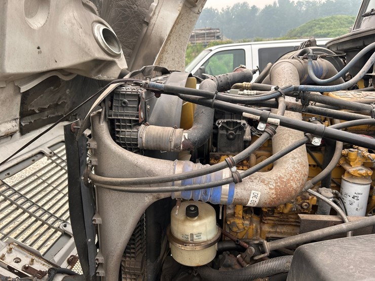 2003-freightliner-fl112-image-14