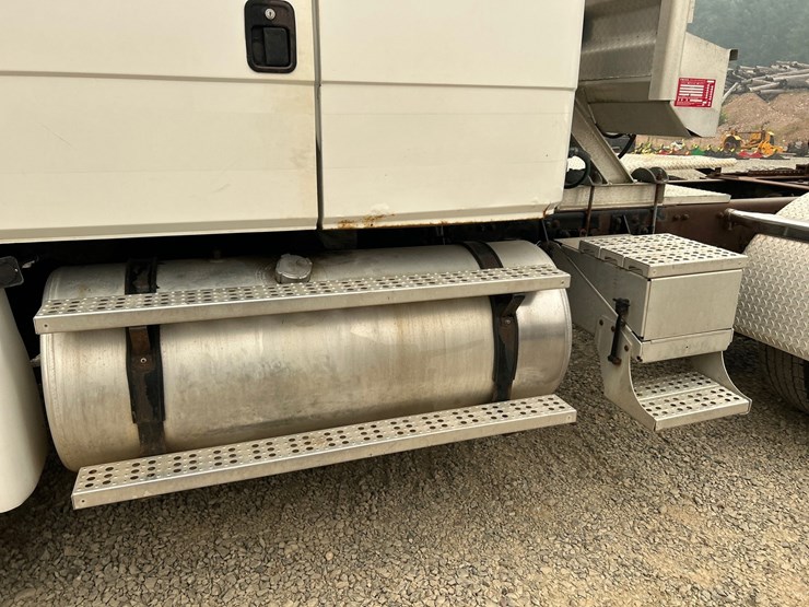 2003-freightliner-fl112-image-66