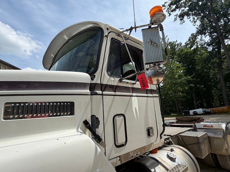#1509-•-mack-day-cab-truck-tractor-image-21
