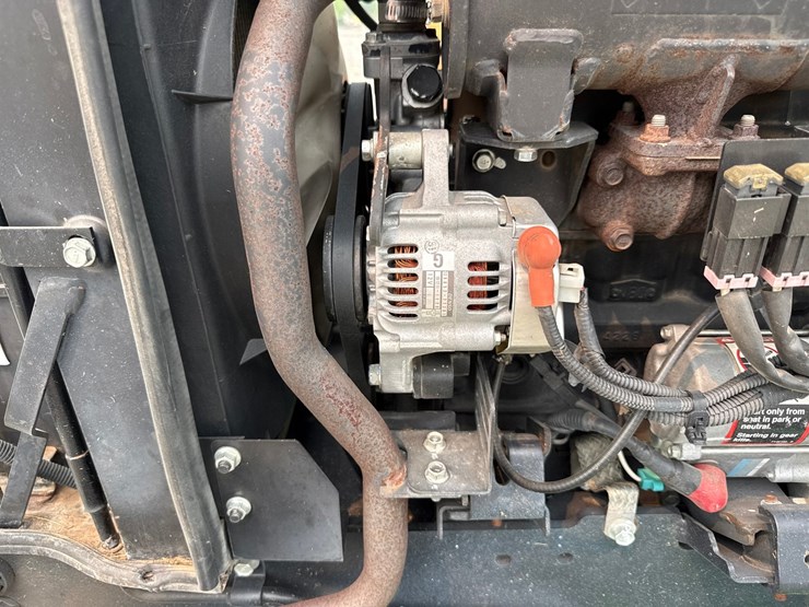 2014-john-deere-2025r-image-15