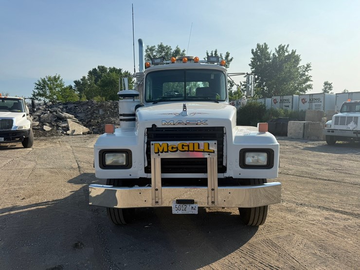 #2073-•-1991-mack-rd360s-day-cab-truck-tractor-image-8