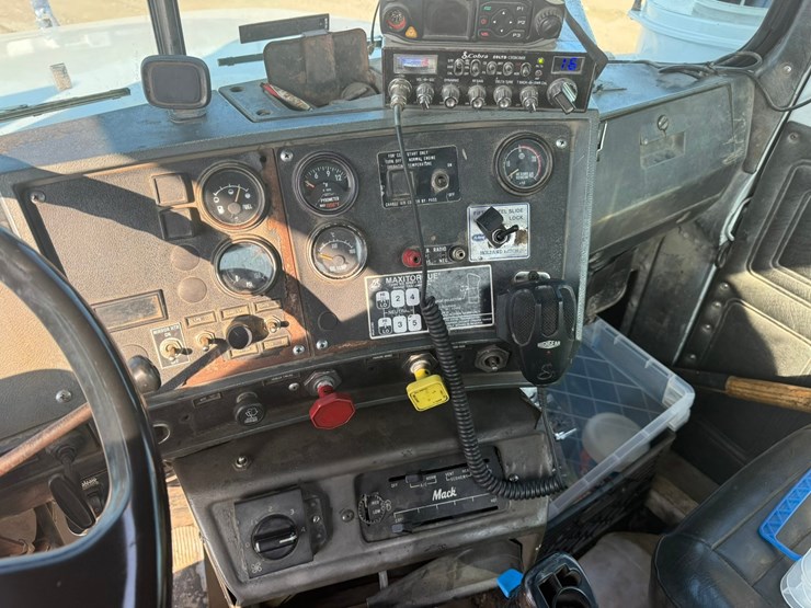 #2073-•-1991-mack-rd360s-day-cab-truck-tractor-image-30