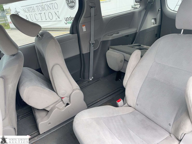 2016-toyota-sienna-image-15