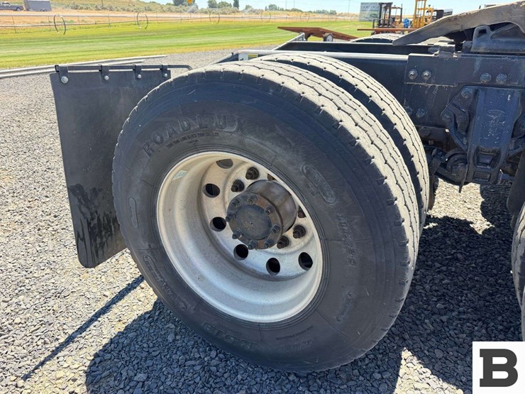 2012-peterbilt-384-image-21