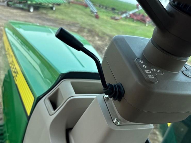 2013-john-deere-8235r-image-58