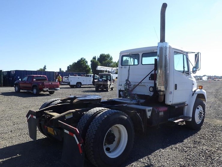 2000-freightliner-fl70-image-5