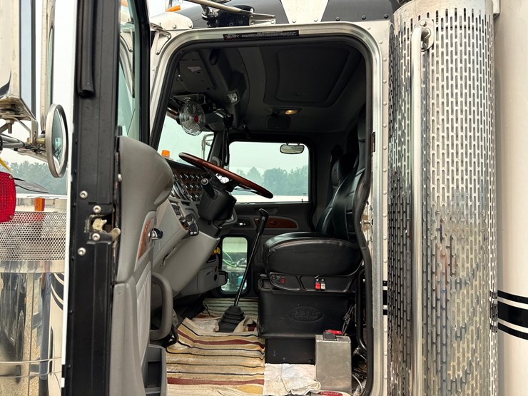2007-peterbilt-379-image-55