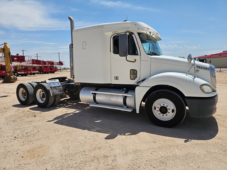 freightliner-cascaida-sleeper-truck-image-2