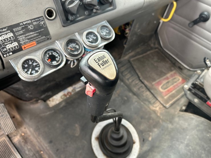 2003-freightliner-fl112-image-29