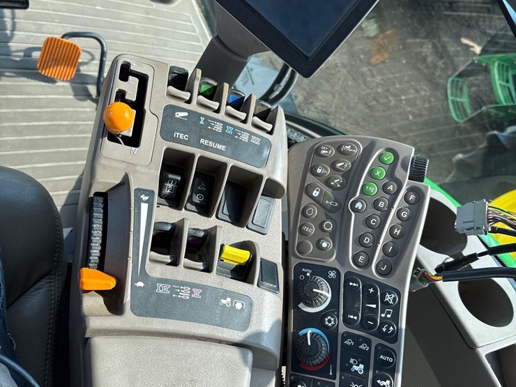 2013-john-deere-8235r-image-54