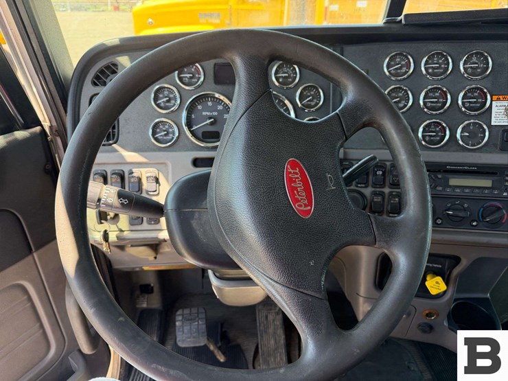 2012-peterbilt-384-image-30