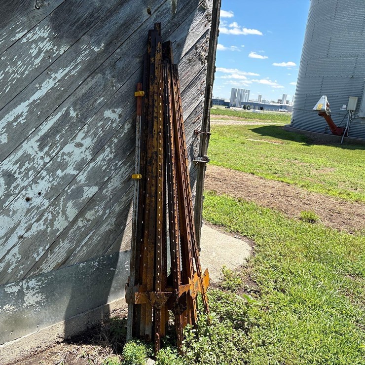 22 - T-Posts