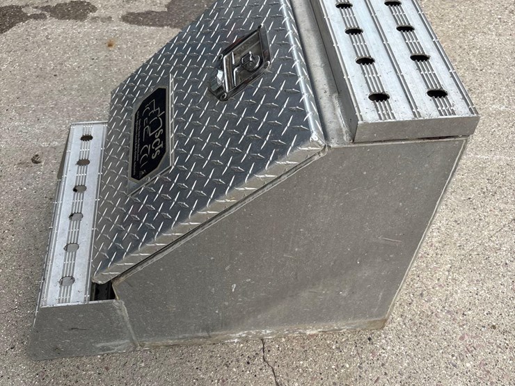 locking-semi-tool-box/-with-brackets-image-3