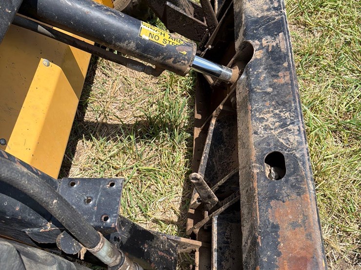 new-holland-l553-image-11