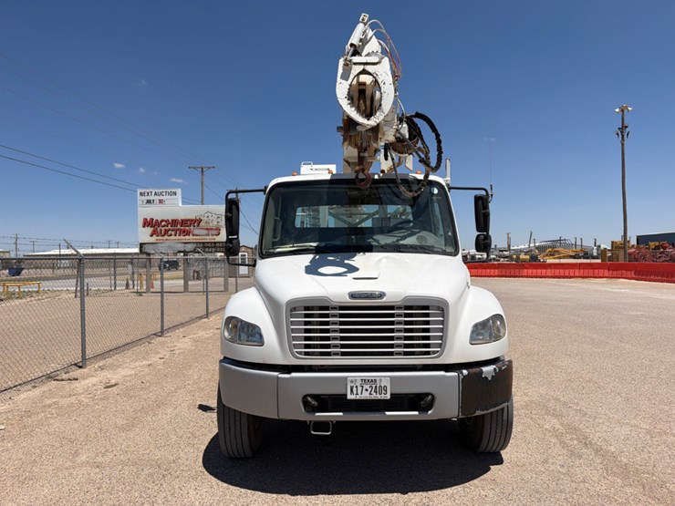 2017-freightliner-m2-106-image-2