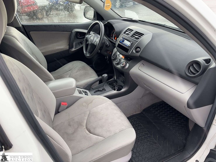 2011-toyota-rav4-image-21