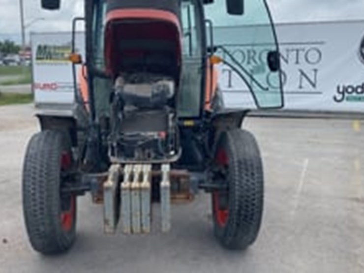 2011-kubota-m6040-image-14