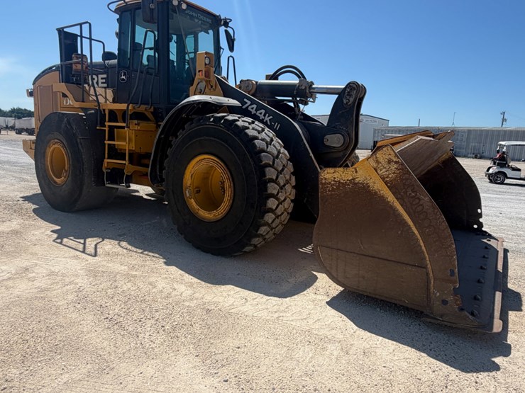 2018-deere-744k-image-3