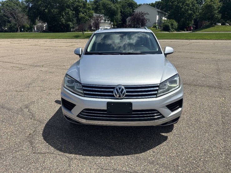 2016-volkswagen-touareg-image-2