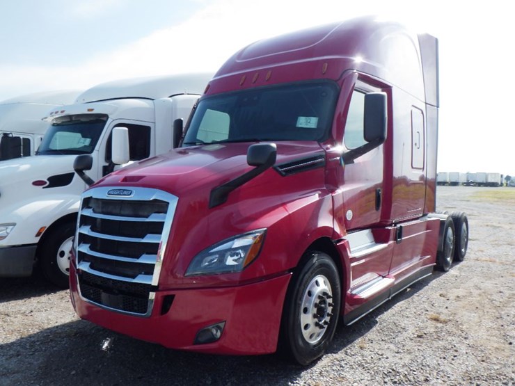 2021-freightliner-cascadia-126-image-1