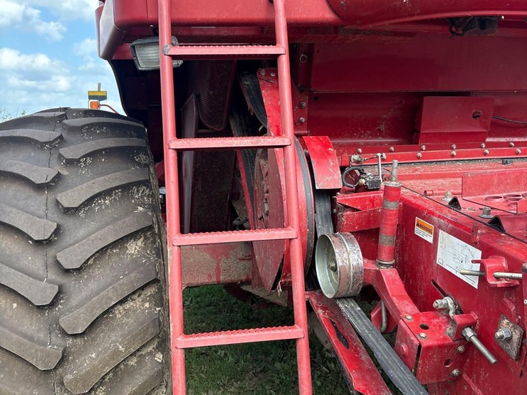 2006-international-2388-axle-flow-combine-image-43