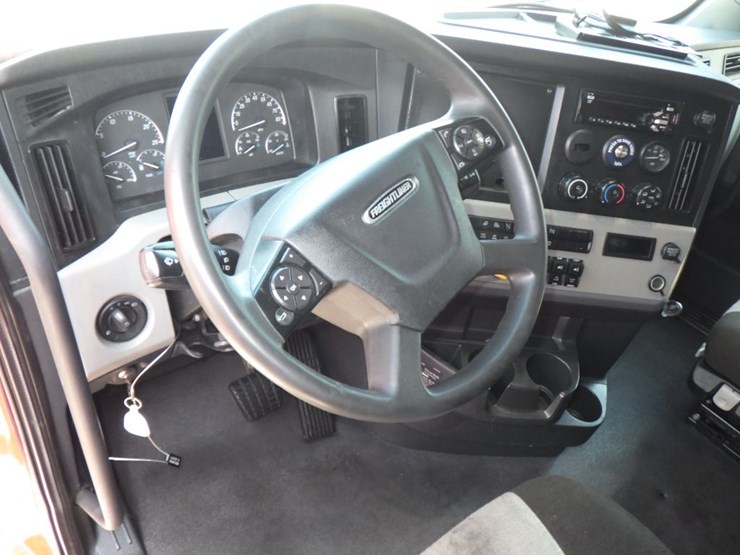 2021-freightliner-cascadia-126-image-16