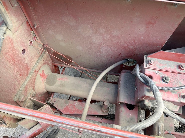 hesston-555t-image-36