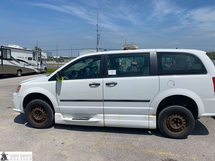 2014-dodge-grand-caravan-sxt-image-8