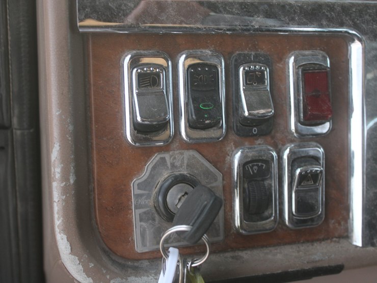 2006-peterbilt-379x-image-95