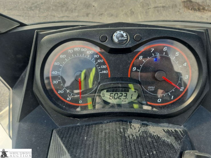 2015-ski-doo-grand-touring-sport-image-17