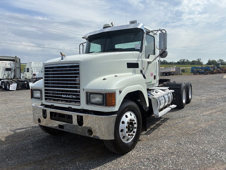 2016-mack-chu613-daycab-truck-image-1