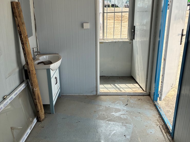 portable-office-with-bathroom-image-3