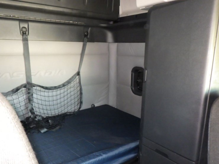 2021-freightliner-cascadia-126-image-6