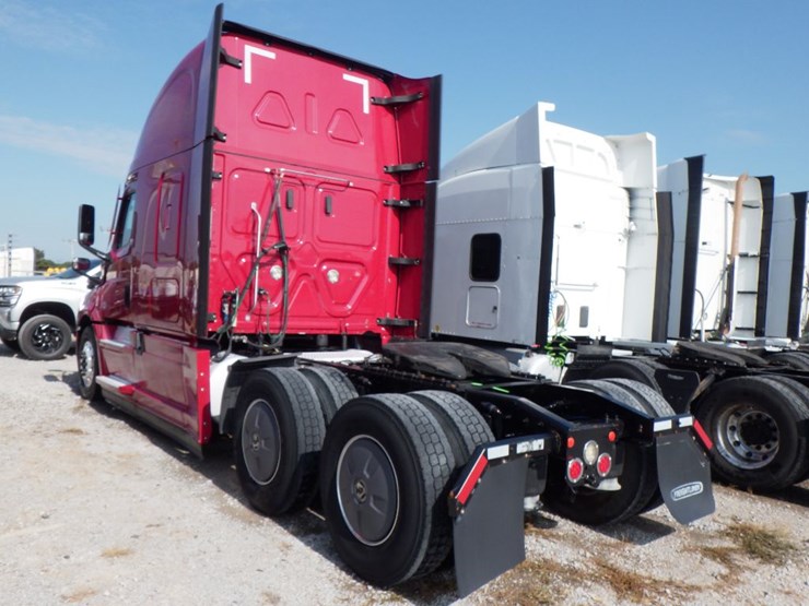 2021-freightliner-cascadia-126-image-13