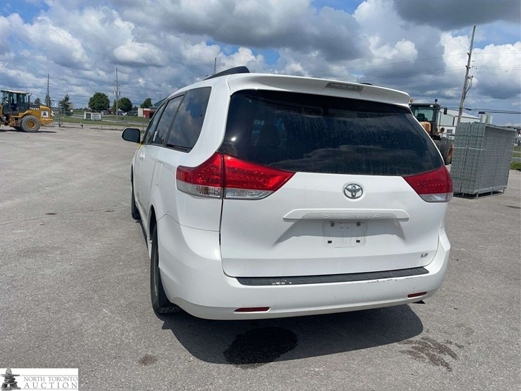 2013-toyota-sienna-image-7