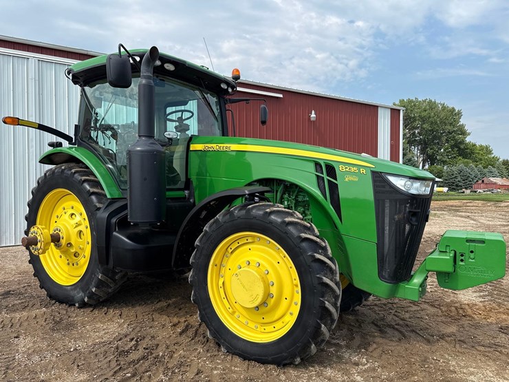 2013-john-deere-8235r-image-1