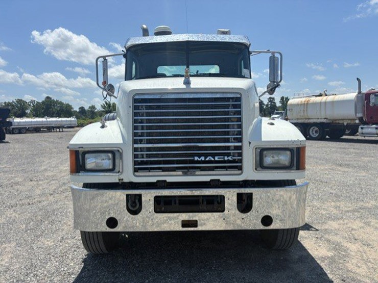 2014-mack-chu613-daycab-truck-image-2