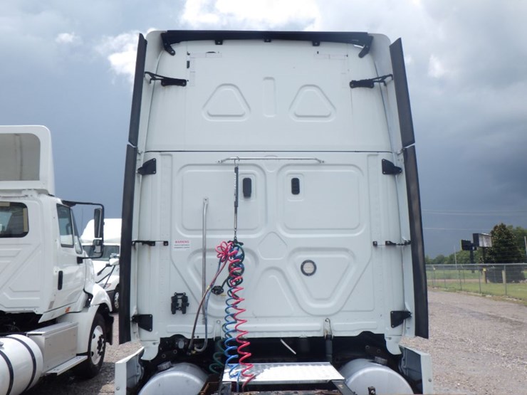 2018-freightliner-cascadia-125-image-10