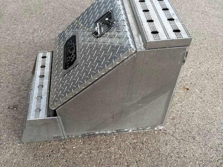 locking-semi-tool-box/-with-brackets-image-2